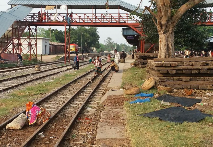 নাটোরে রেল লাইনে পরিত্যক্ত স্লিপার, ট্রেন থামালেন চালক!