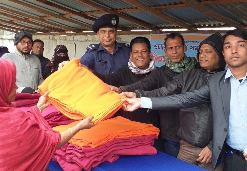 নাটোরের লালপুরে শীতার্তদের মাঝে কম্বল বিতরণ