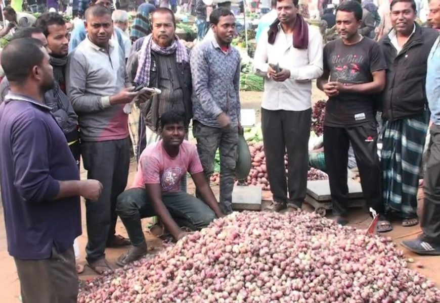নাটোরে ৮০ টাকা কেজি বিক্রি নতুন পেঁয়াজ