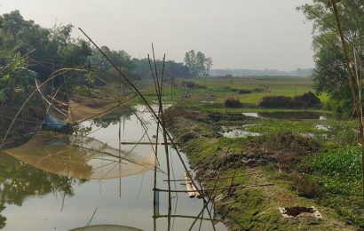 নাটোরে খাল নিয়ে রশি-টানাটানি