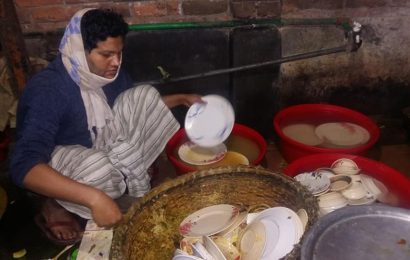 নাটোরে বাসন ধুয়ে জীবিকা নির্বাহ করেন এম এ পাস নজরুল!