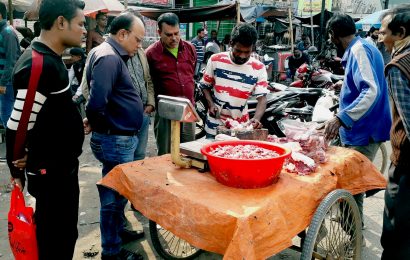 নাটোরে ভ্রাম্যমান মাংস বিক্রি, বাড়ছে স্বাস্থ্যঝুঁকি