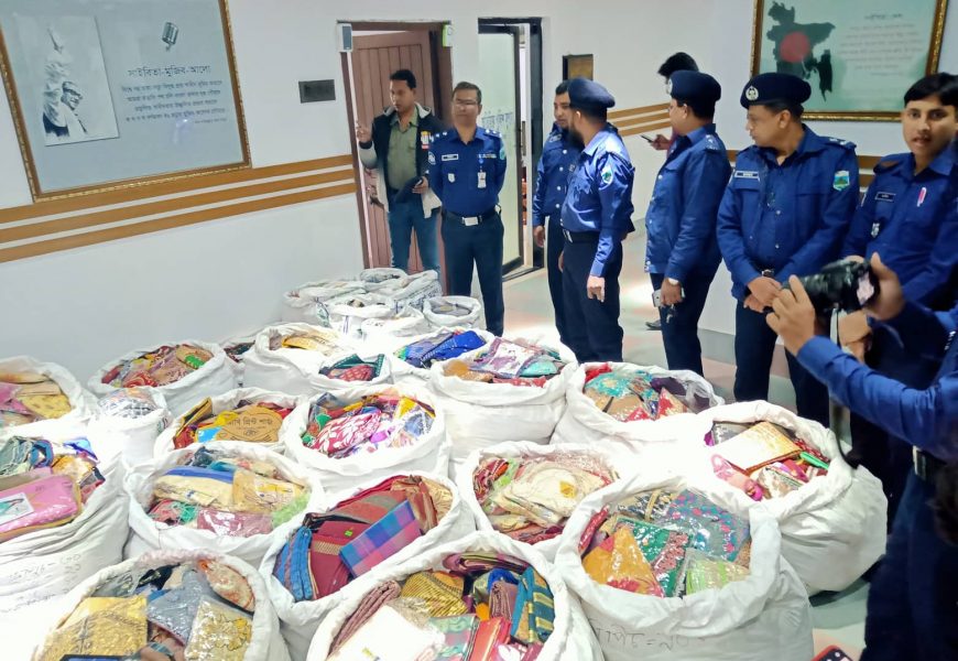 নাটোরে ৫০ লাখ টাকার লুন্ঠিত বস্ত্রসহ গ্রেফতার ৩
