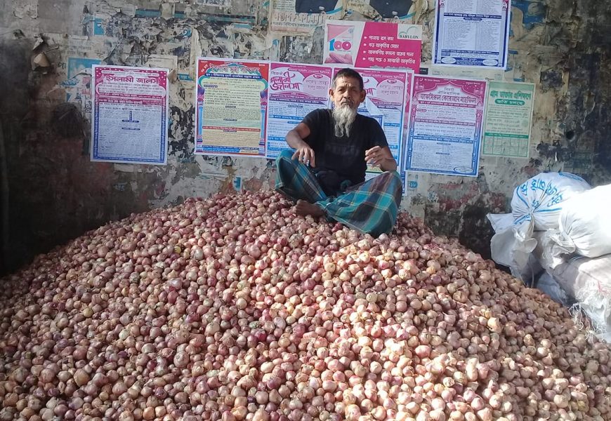 নাটোরের নলডাঙ্গায় পেঁয়াজের কেজি ৪০ টাকা! নাটোরের নলডাঙ্গায় পেঁয়াজের কেজি ৪০ টাকা!