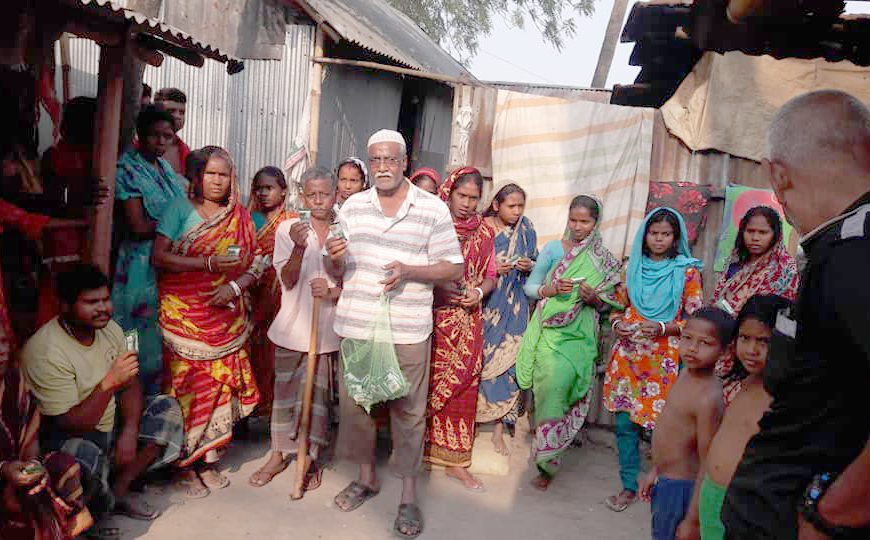 নাটোরে করোনা প্রতিরোধে সাবান বিতরণ
