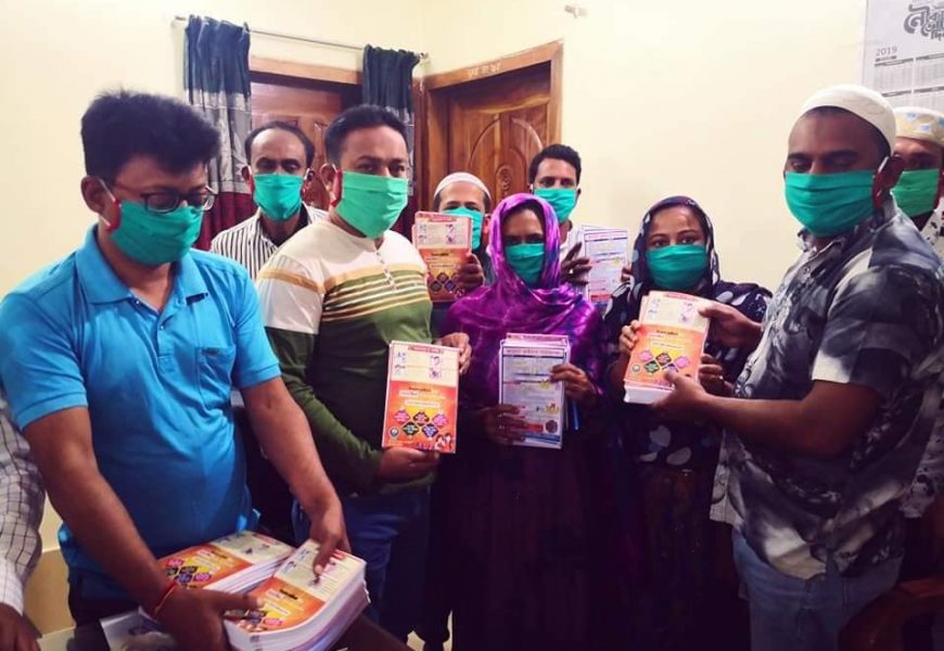 নাটোরের সিংড়া পৌর কর্মচারীদের মাস্ক-লিফলেট বিতরণ