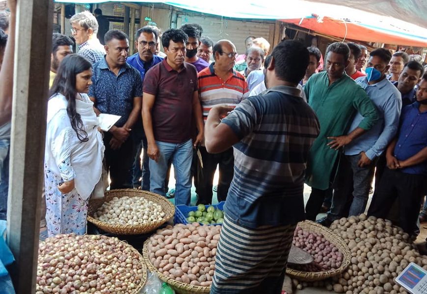 নাটোরের লালপুরে দ্রব্যমূল্য নিয়ন্ত্রণে বাজার মনিটরিং