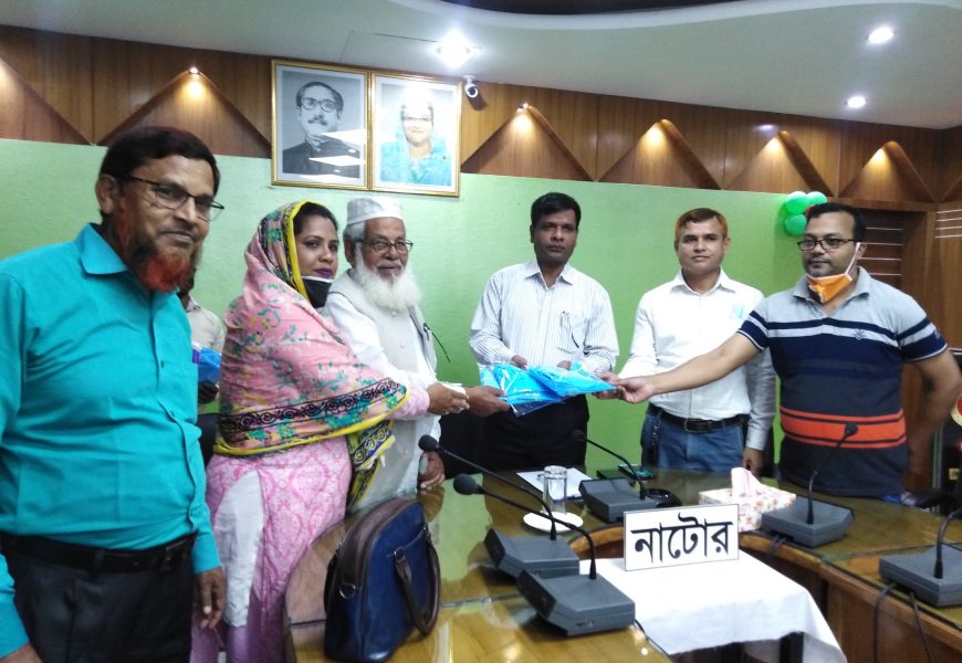 নাটোরে চিকিৎসক-প্রশাসনকে ১২০ পিপিই দিলো জেলা পরিষদ