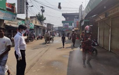 নাটোরের গুরুদাসপুরে করোনা প্রতিরোধে জীবানুনাশক স্প্রে