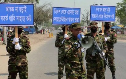 নাটোরে হাতে প্ল্যাকার্ড, মুখে সচেতনতার বার্তা সেনাবাহিনীর