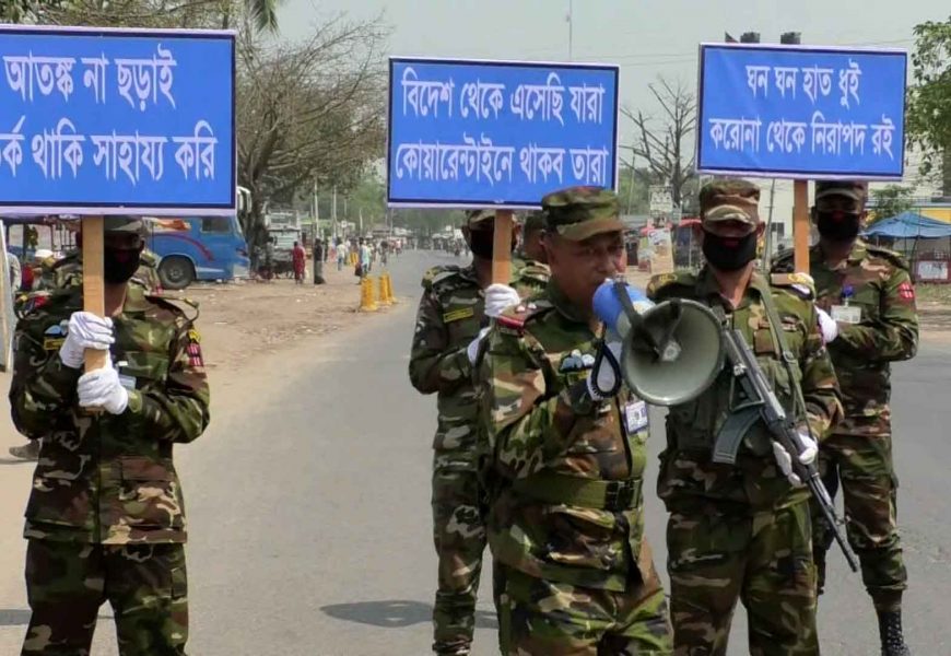 নাটোরে হাতে প্ল্যাকার্ড, মুখে সচেতনতার বার্তা সেনাবাহিনীর