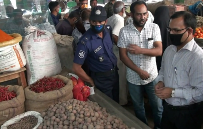 নাটোরে পেঁয়াজ-রসুনের দাম বৃদ্ধি, দুই ব্যবসায়ীকে ৮ হাজার টাকা জরিমানা