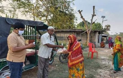 নাটোরে সাবেক কাউন্সিলর নুরুর খাবার ও জীবানুনাশক বিতরণ