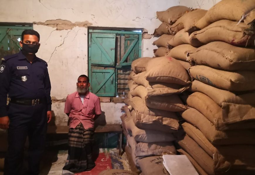 নাটোরের সিংড়ায় ১৭১ বস্তা চালসহ ডিলার আটক