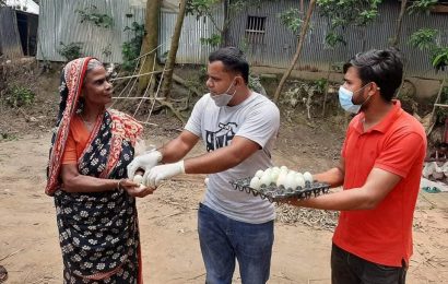 নাটোরে ৪০০ পরিবারকে ডিম দিলেন স্বেচ্ছাসেবক লীগ নেতা