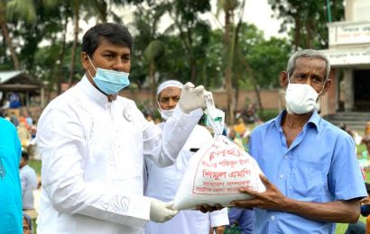 নাটোরের তেবাড়িয়ায় এমপি শিমুলের উদ্যোগে দুঃস্থদের খাদ্য সামগ্রী বিতরণ