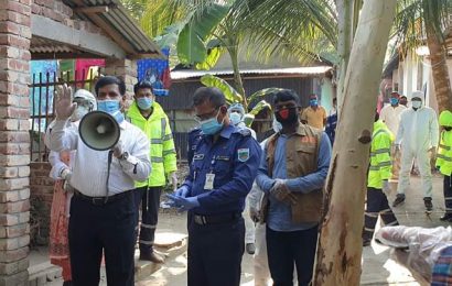 নাটোরে করোনাক্রান্তদের বাড়িতে প্রধানমন্ত্রীর উপহার নিয়ে ডিসি