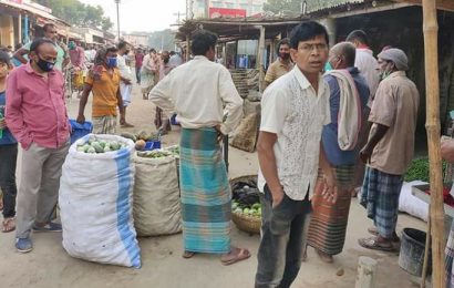 নাটোরে নিষেধাজ্ঞা উপেক্ষা করে তমালতলা হাট চালু