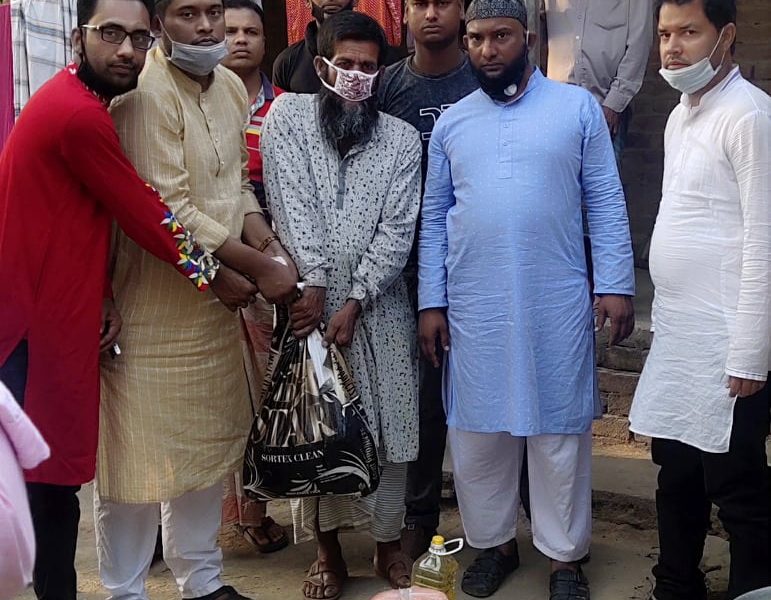 নাটোরে ত্রাণ চেয়ে মার খাওয়া শহিদুলকে খাবার দিলো ছাত্রলীগ