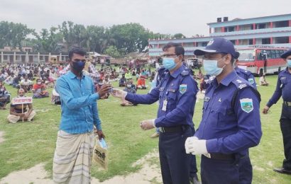 নাটোর পুলিশের উদ্যোগে ধান কাটার শ্রমিক যাচ্ছে হাওর-চলনবিলে