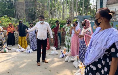 নাটোরে ২০ হিজড়াকে খাবার ও নগদ সহায়তা এমপি শিমুলের