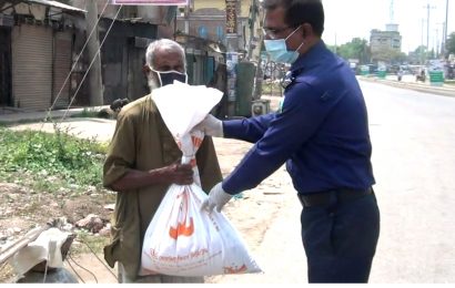 নাটোরে খাবার দিয়ে দরিদ্রদের বাড়ি পাঠাচ্ছে পুলিশ