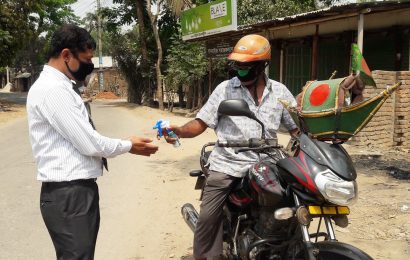 নাটোরে নৌকা পাগল নুরুর ‘ব্যতিক্রমী করোনা যুদ্ধ’