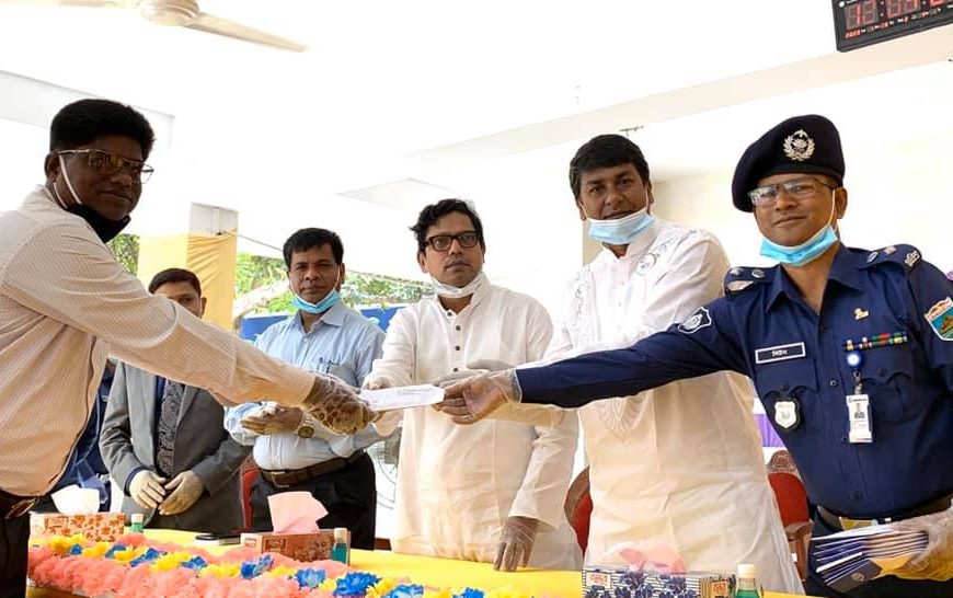 নাটোরে আত্মসমর্পণকারী চরমপন্থিদের ৫০ হাজার টাকা করে অনুদান