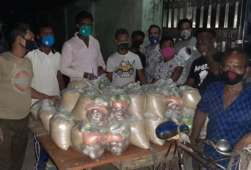 নাটোরে মধ্যবিত্তদের খুঁজে ফটোসেশন ছাড়া খাবার দিচ্ছে রাণীভবানী ক্লাব