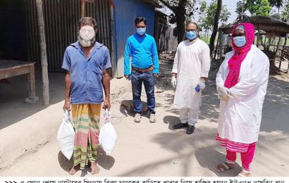 নাটোরে দুই রিক্সা চালকের বাড়িতে খাবার পৌছে দিলেন ইউএনও