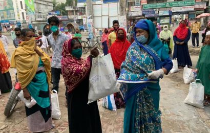 নাটোরে ‘ফুড ব্যাংক’ নিয়ে দুঃস্থ মানুষের পাশে এমপি রত্না