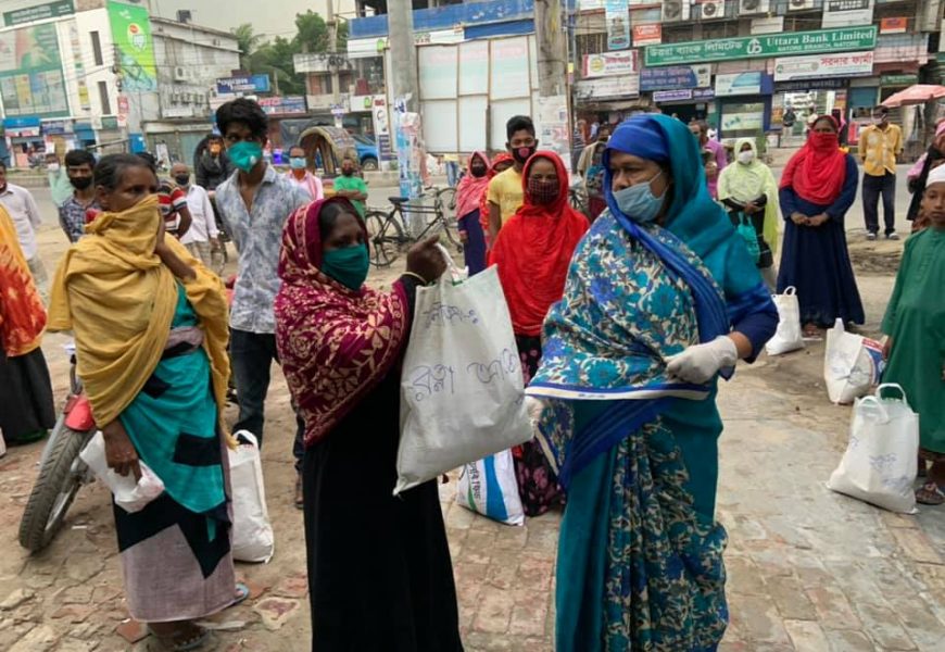 নাটোরে ‘ফুড ব্যাংক’ নিয়ে দুঃস্থ মানুষের পাশে এমপি রত্না