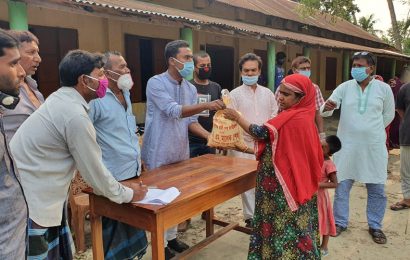 নাটোরে হানিফ আলী শেখের মৃত্যুবার্ষিকীতে দুঃস্থদের মাঝে খাবার বিতরণ