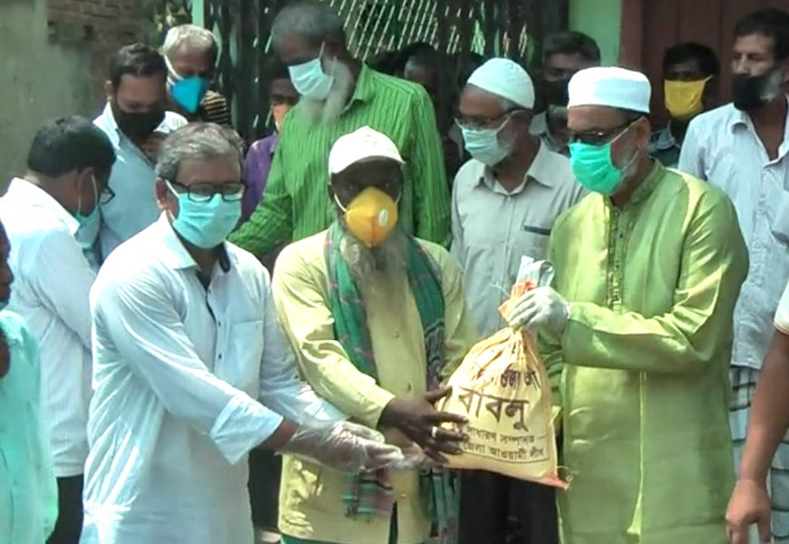 নাটোরে কর্মহীন মানুষের পাশে বঙ্গবন্ধু পরিষদ