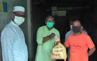 নাটোরে মে দিবসে শ্রমিকদের মাঝে আ’লীগ নেতার খাদ্য বিতরণ