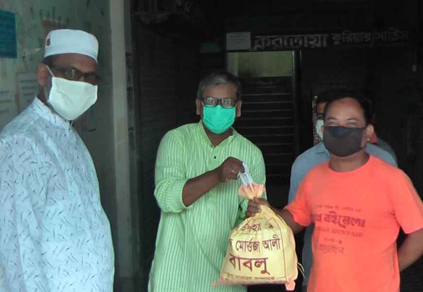 নাটোরে মে দিবসে শ্রমিকদের মাঝে আ’লীগ নেতার খাদ্য বিতরণ