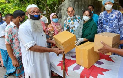 নাটোরে ৯০০ পরিবারকে ইফতার দিলেন মেয়র জলি