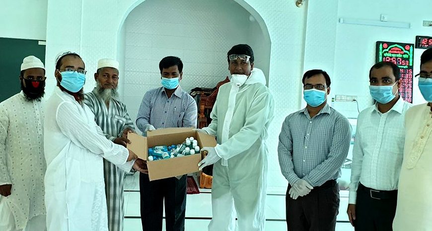 নাটোরে মসজিদে এমপি-ডিসির স্যানিটাইজার বিতরণ