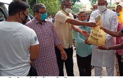 নাটেরে নির্মাণ শ্রমিকদের আ’লীগ নেতা মোর্ত্তুজা বাবলু খাদ্য সহায়তা