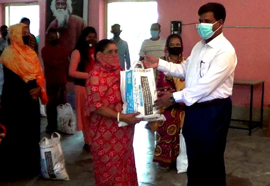 নাটোরে কর্মহীন শিল্পিদের ডিসির খাদ্য সহায়তা