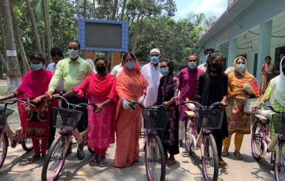 নাটোরে ক্ষুদ্র নৃ-গোষ্ঠীর শিক্ষার্থীদের সাইকেল দিলেন এমপি রত্না