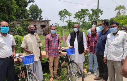 নাটোরে মৎস্যজীবীদের বিকল্প আয় বর্ধক উপকরণ বিতরণ