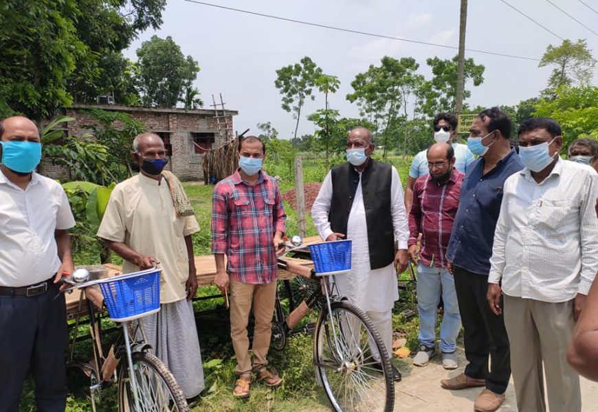 নাটোরে মৎস্যজীবীদের বিকল্প আয় বর্ধক উপকরণ বিতরণ