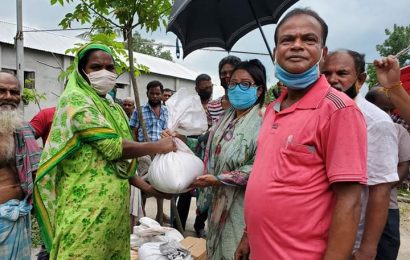 নাটোরে অগ্নিকান্ডে ক্ষতিগ্রস্ত পরিবারের পাশে মেয়র জলি