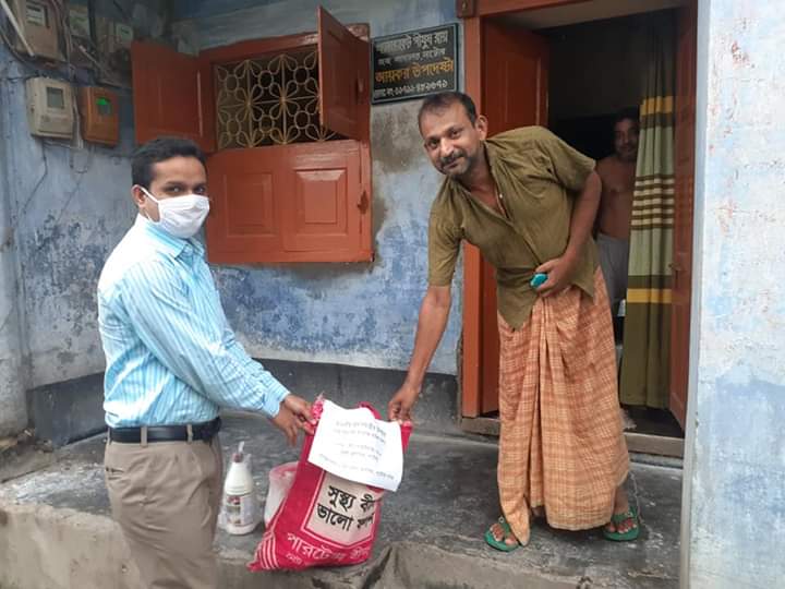 নাটোরে করোনা আক্রান্তদের বাড়িতে যাচ্ছে ‘প্রধানমন্ত্রীর উপহার’