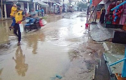 নাটোর-নলডাঙ্গা সড়কে জলাবদ্ধতা, দুর্ভোগ চরমে!