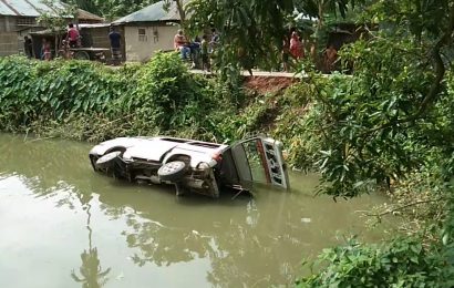 নাটোরে নিয়ন্ত্রণ হারিয়ে লাশবাহী এ্যাম্বুলেন্স পুকুরে