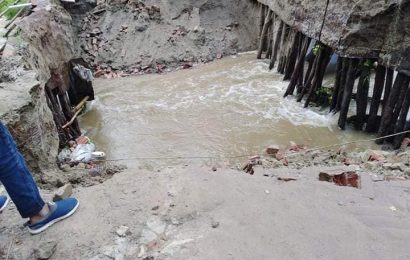 নাটোরে রাস্তা ধ্বসে পানিতে বিলীন