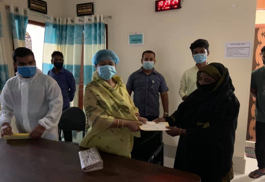 নাটোরে কর্মহীনদের এমপি রত্নার অনুদান বিতরণ