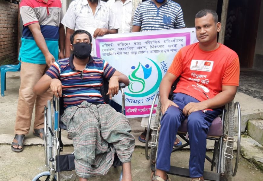 নাটোরে প্রতিবন্ধীদের হুইল চেয়ার দিলো ‘আমরা করব জয় একদিন’